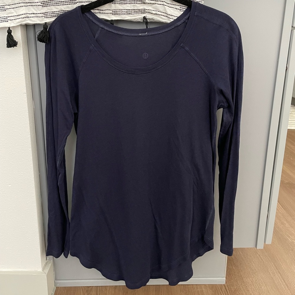 🍋 Gently used lululemon!! 🍋 Navy long sleeve shirt Sz:4